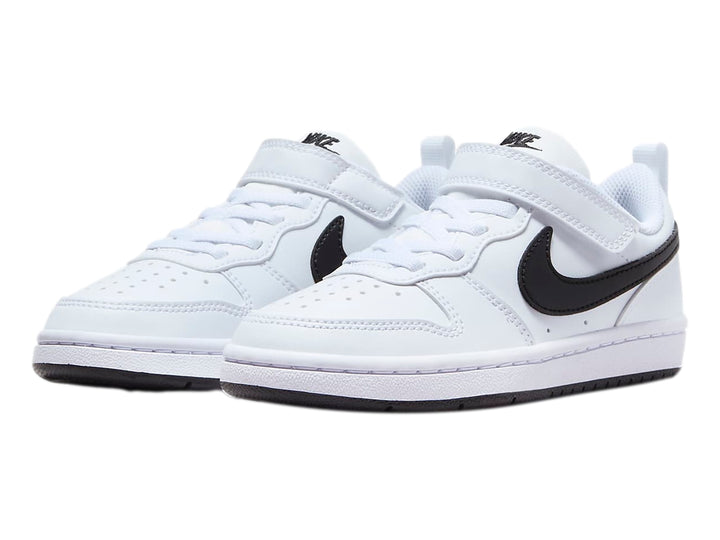 Tenis Nike Court Borough Low Recraft blancos con detalles en negro y cierre de velcro.