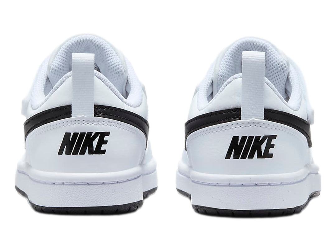 Tenis Nike Court Borough Low Recraft blancos con detalles en negro y cierre de velcro.