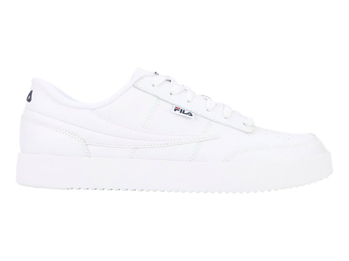 Tenis blancos FILA de corte bajo con suela de plataforma y cordones blancos.