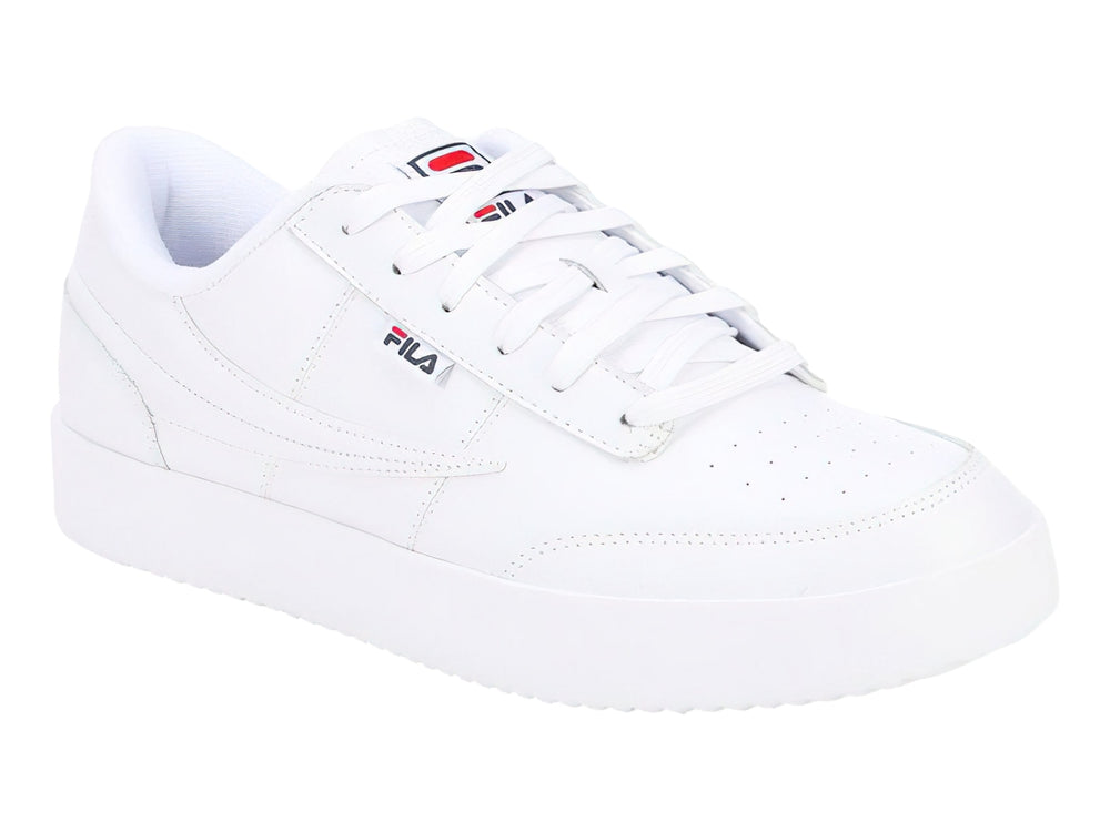 Tenis blancos FILA de corte bajo con suela de plataforma y cordones blancos.