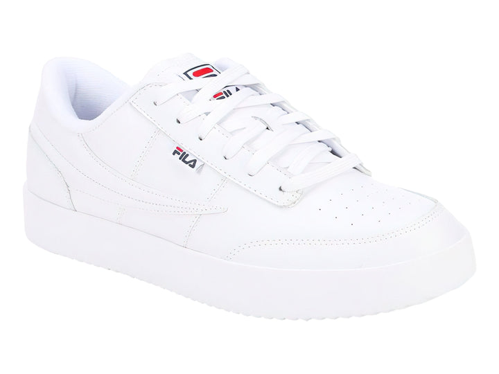 Tenis blancos FILA de corte bajo con suela de plataforma y cordones blancos.
