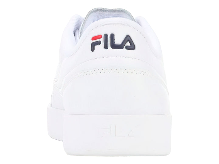 Tenis blancos FILA de corte bajo con suela de plataforma y cordones blancos.