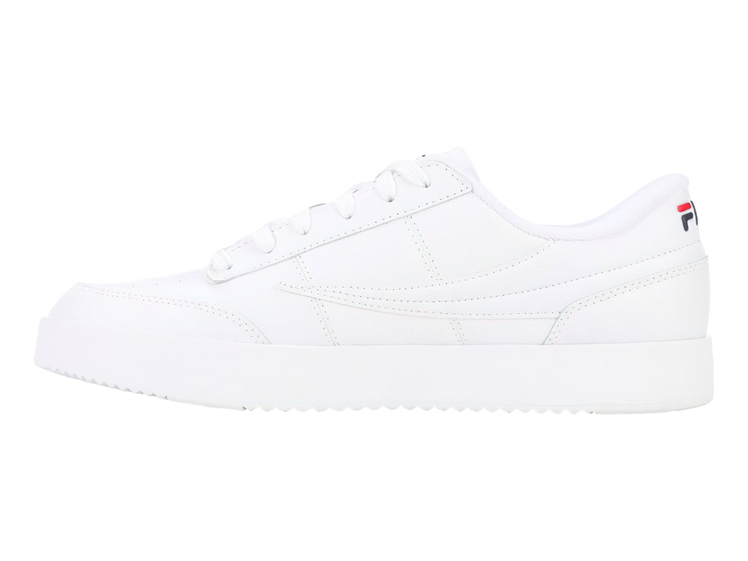 Tenis blancos FILA de corte bajo con suela de plataforma y cordones blancos.