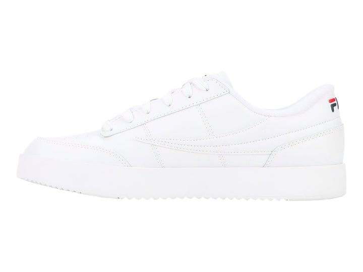 Tenis blancos FILA de corte bajo con suela de plataforma y cordones blancos.