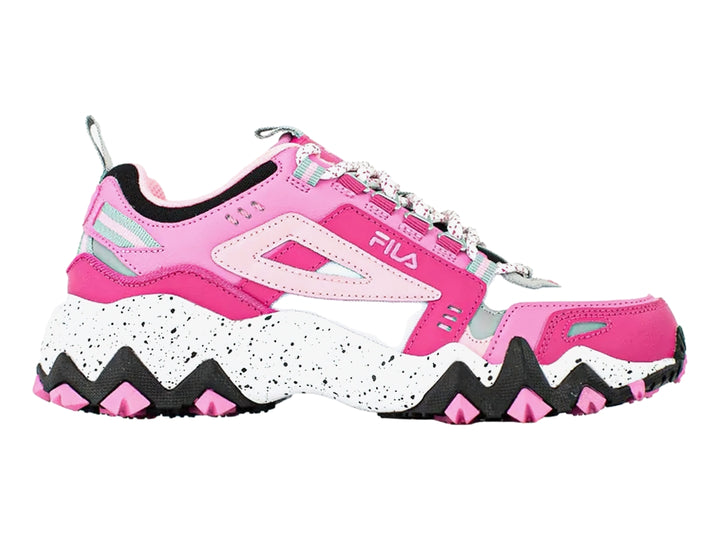 Tenis FILA Oakmont TR en colores blanco y rosa fucsia con suela robusta y dentada negra.