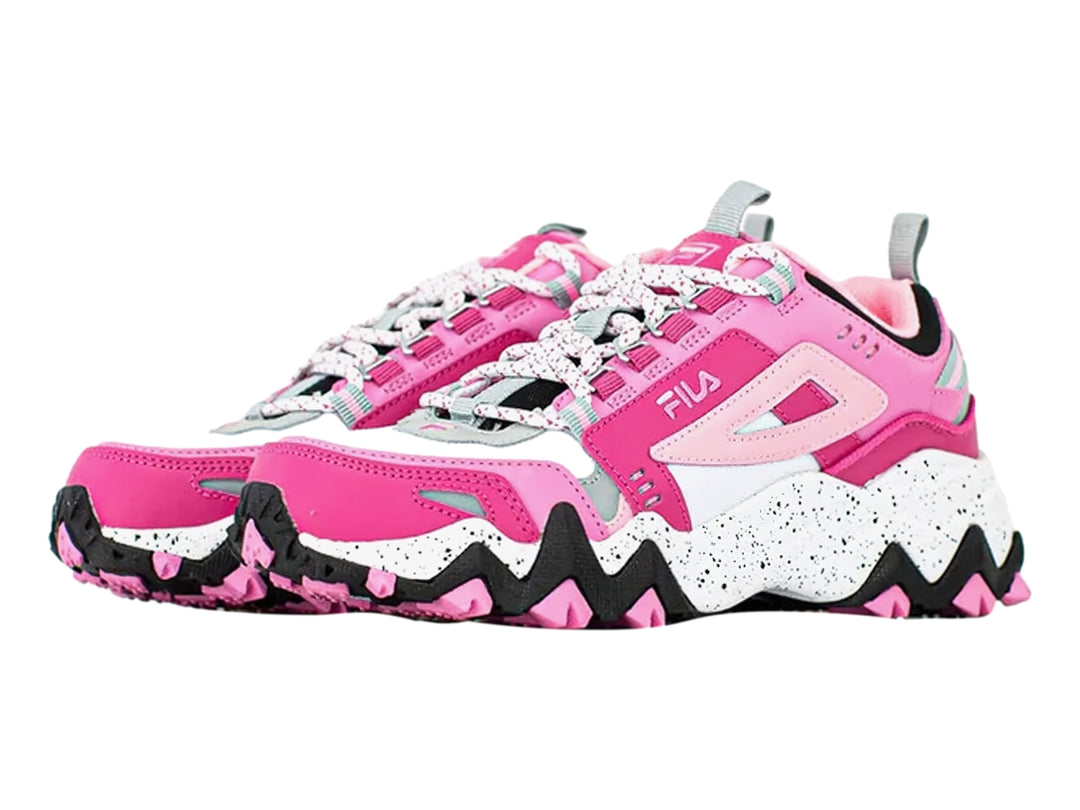 Tenis FILA Oakmont TR en colores blanco y rosa fucsia con suela robusta y dentada negra.