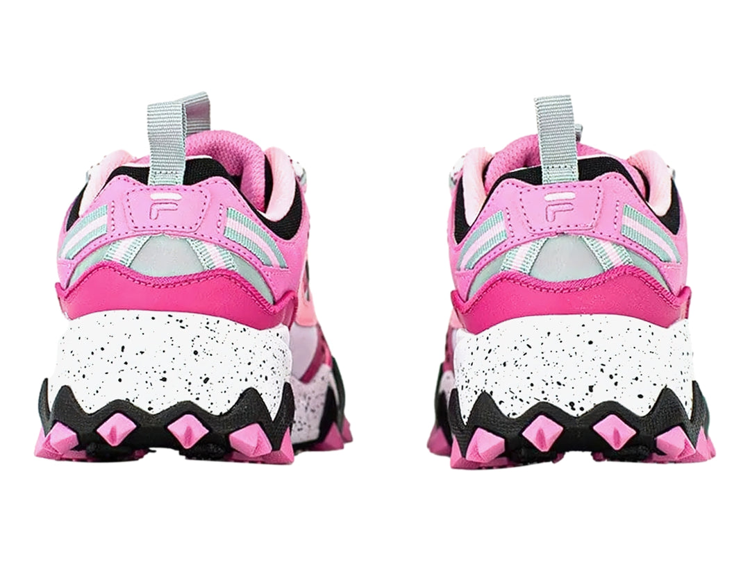Tenis FILA Oakmont TR en colores blanco y rosa fucsia con suela robusta y dentada negra.