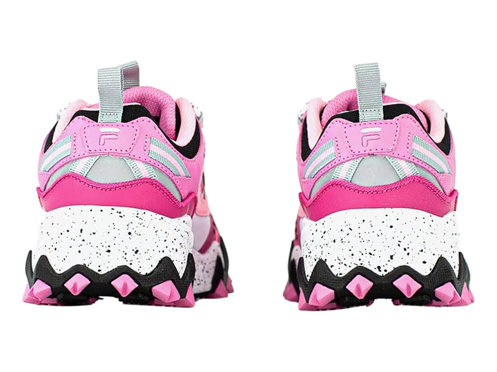 Tenis FILA Oakmont TR en colores blanco y rosa fucsia con suela robusta y dentada negra.