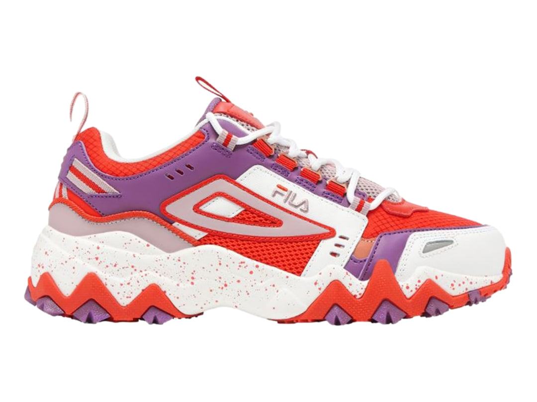Tenis FILA Oakmont TR en colores rojo, morado y blanco con suela gruesa y dentada.
