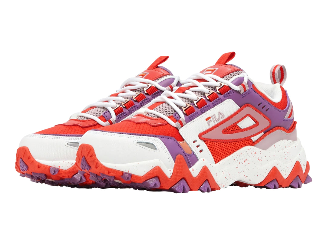 Tenis FILA Oakmont TR en colores rojo, morado y blanco con suela gruesa y dentada.
