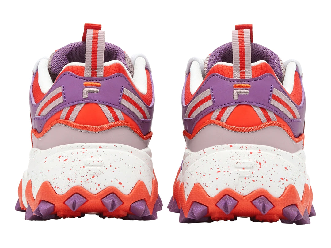 Tenis FILA Oakmont TR en colores rojo, morado y blanco con suela gruesa y dentada.