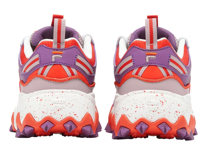 Tenis FILA Oakmont TR en colores rojo, morado y blanco con suela gruesa y dentada.