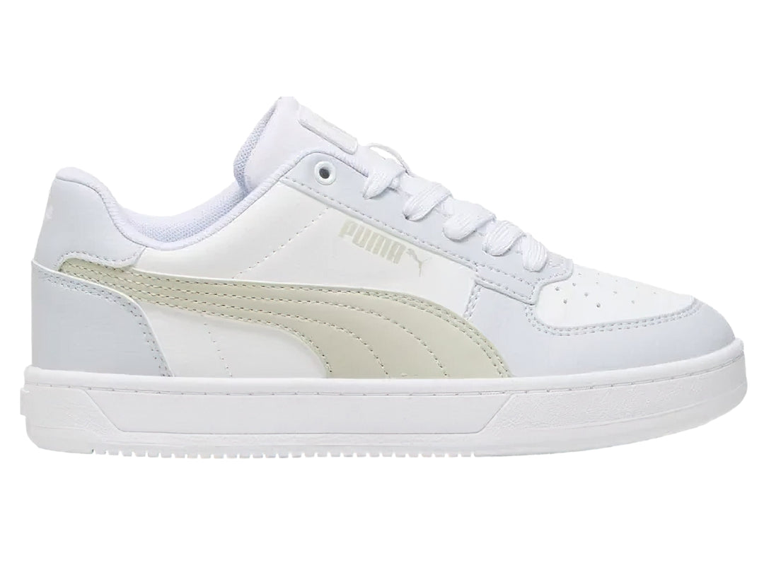 Tenis PUMA Caven JR color blanco con detalles en beige y gris, suela blanca y cordones.