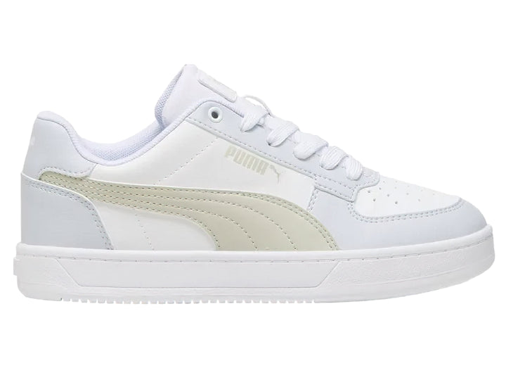 Tenis PUMA Caven JR color blanco con detalles en beige y gris, suela blanca y cordones.