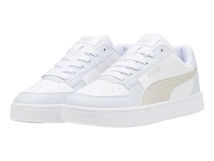 Tenis PUMA Caven JR color blanco con detalles en beige y gris, suela blanca y cordones.