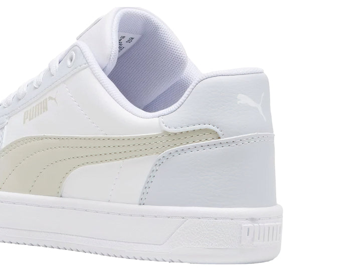 Tenis PUMA Caven JR color blanco con detalles en beige y gris, suela blanca y cordones.