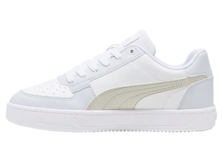 Tenis PUMA Caven JR color blanco con detalles en beige y gris, suela blanca y cordones.