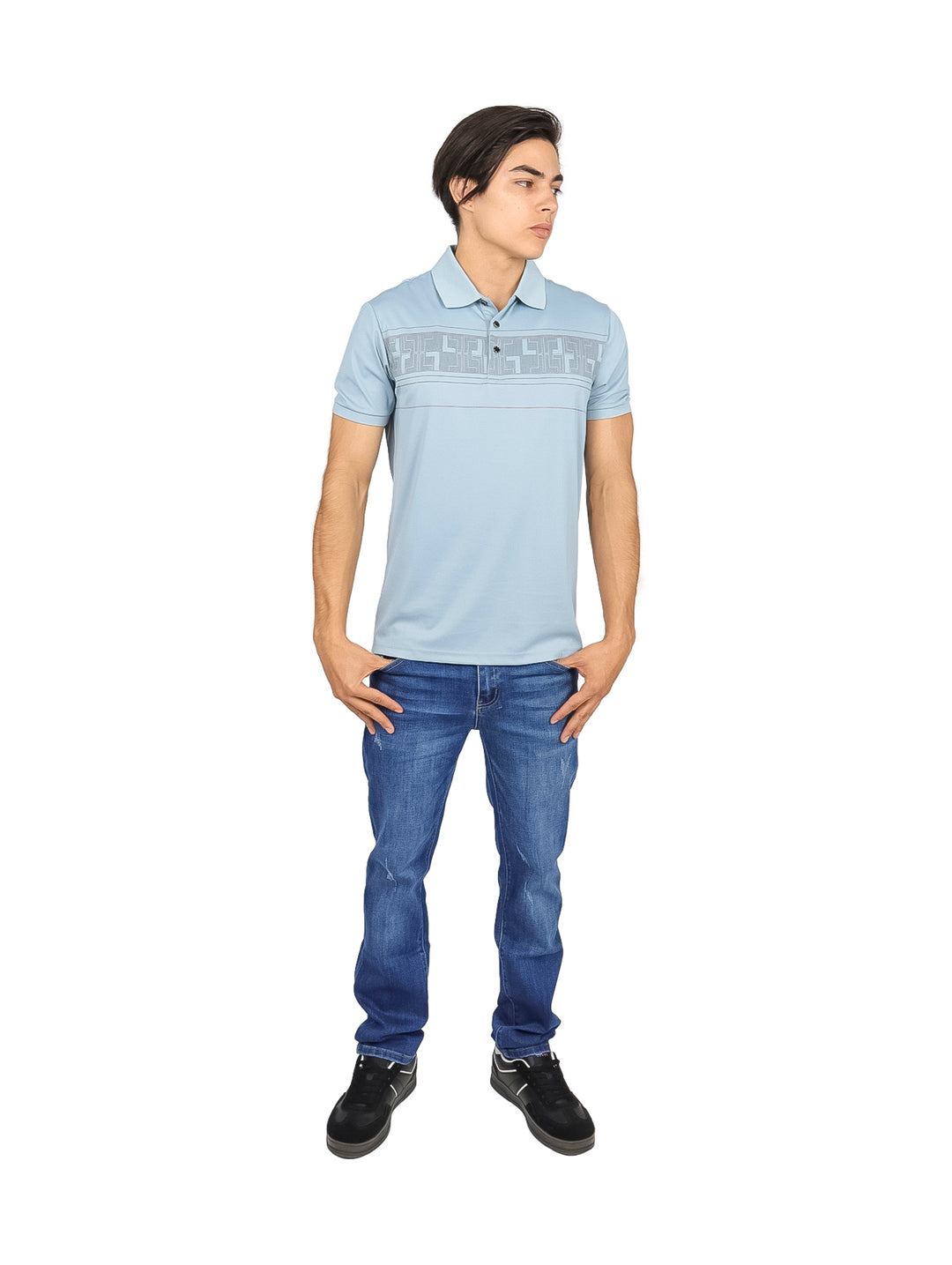 Hombre vistiendo playera polo color azul claro con detalle geométrico en el pecho.
