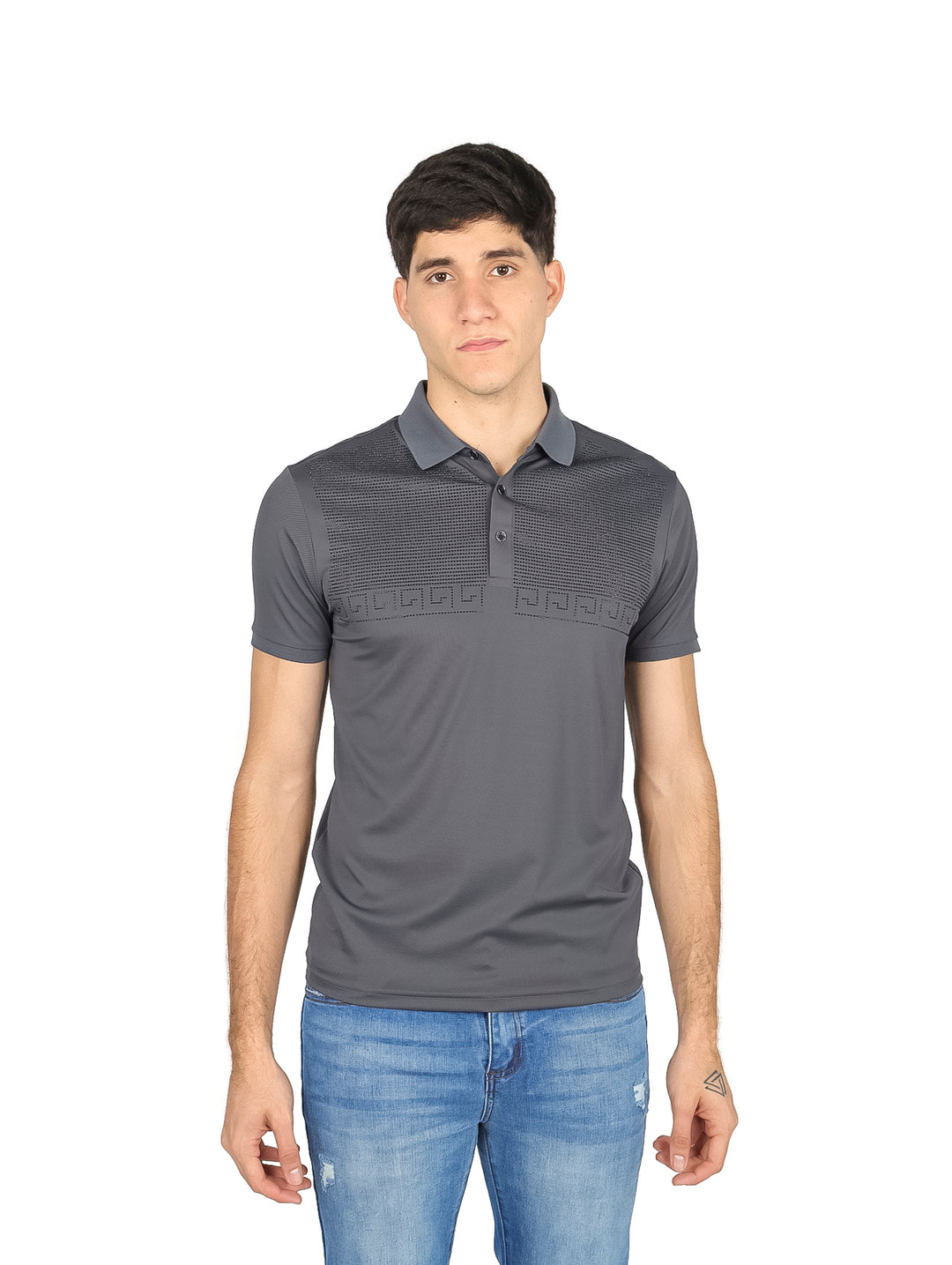 Hombre vistiendo una playera polo de color gris oscuro con detalles texturizados en el pecho.