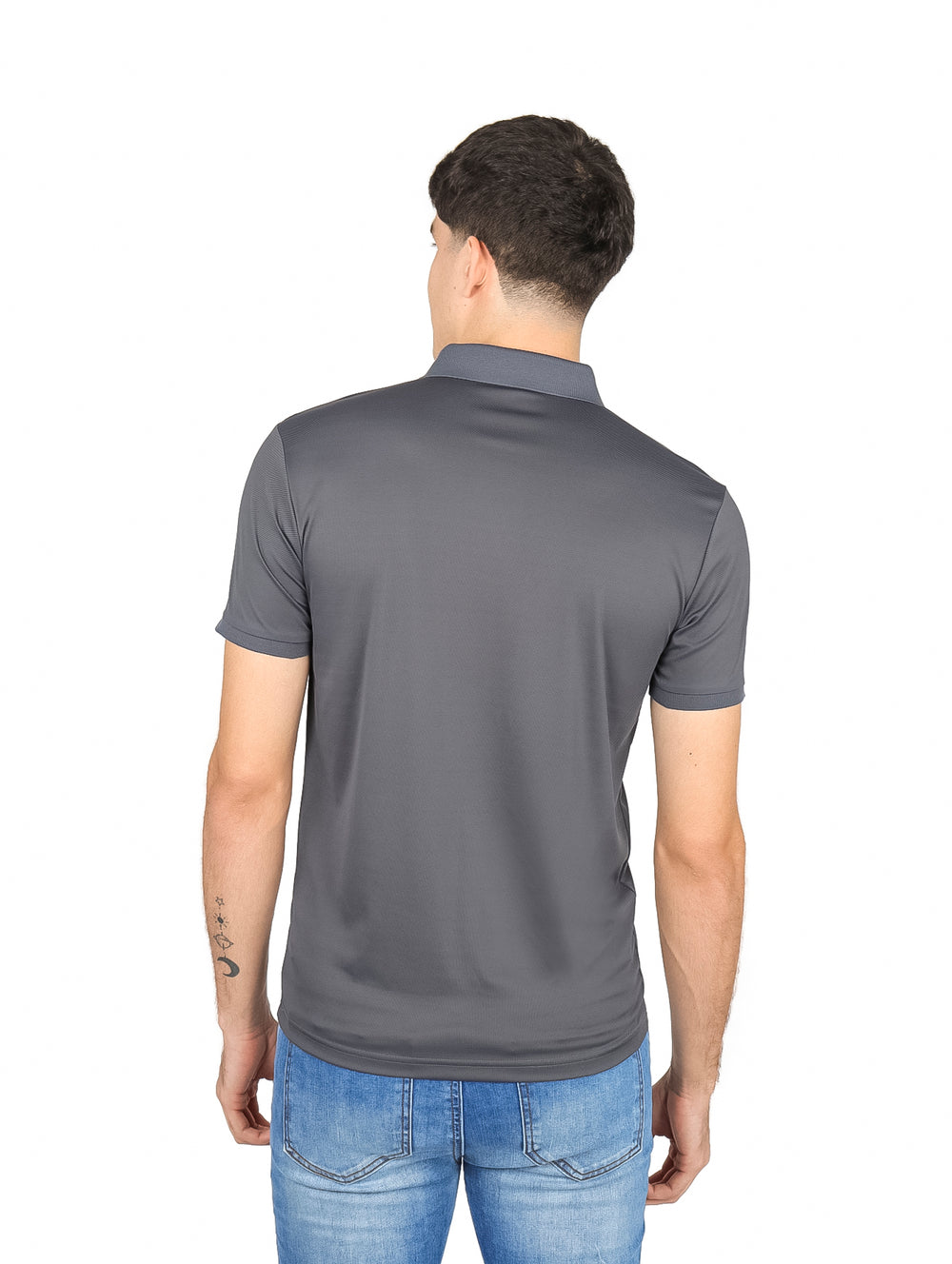 Hombre vistiendo una playera polo de color gris oscuro con detalles texturizados en el pecho.