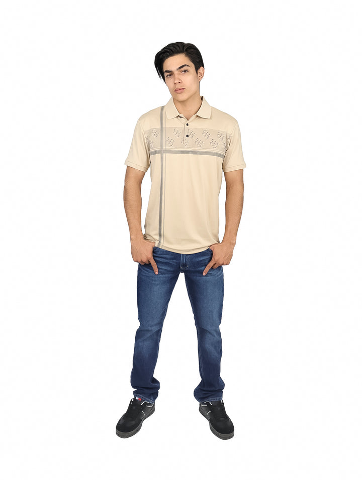 Hombre vistiendo una playera polo color beige con detalles decorativos en el pecho y un costado.