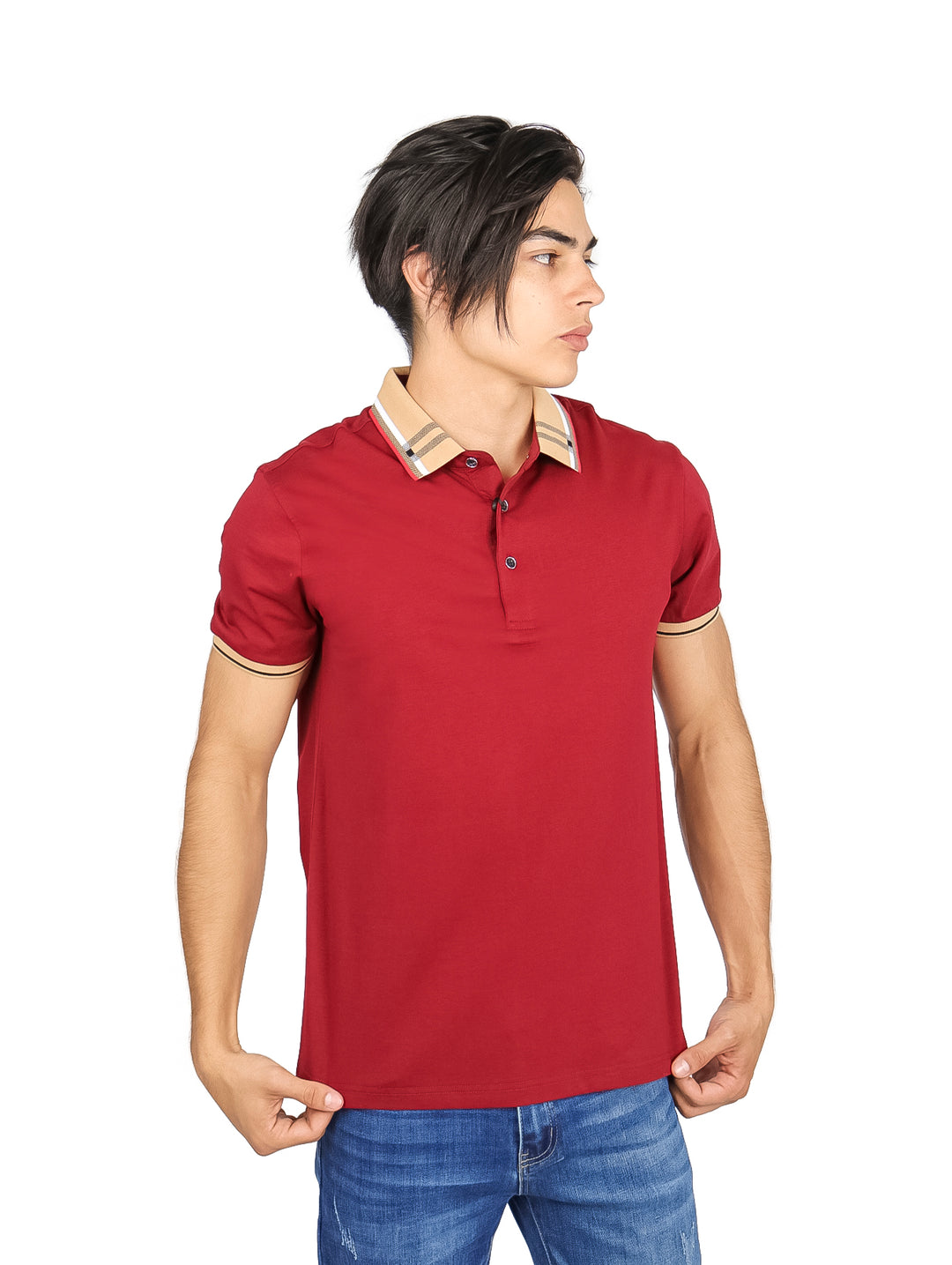 Hombre vistiendo playera polo color burgundy con cuello y bordes de manga en contraste color beige.