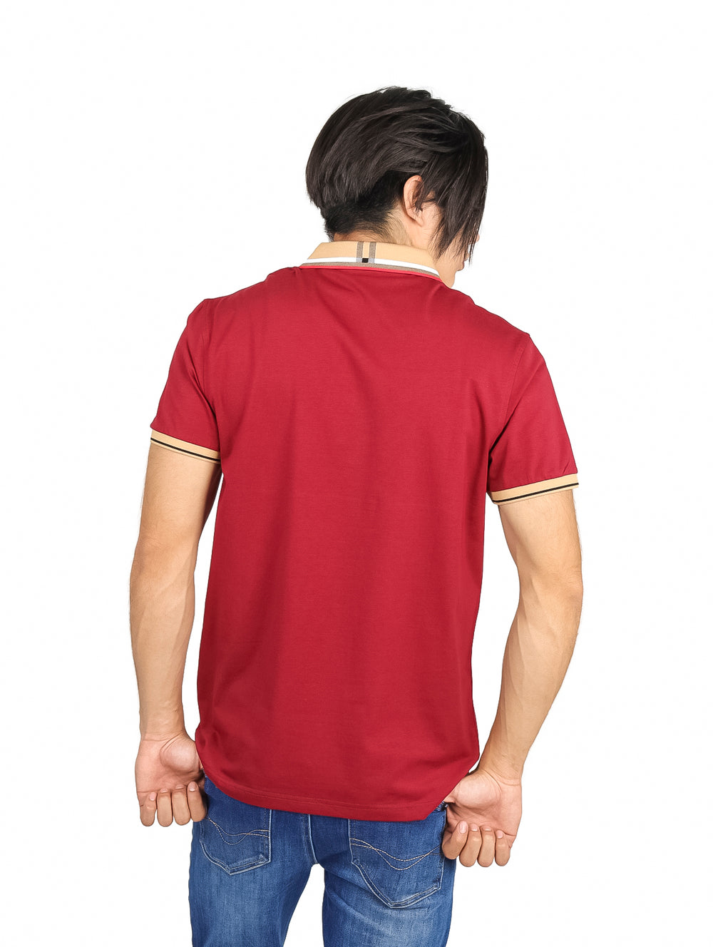 Hombre vistiendo playera polo color burgundy con cuello y bordes de manga en contraste color beige.