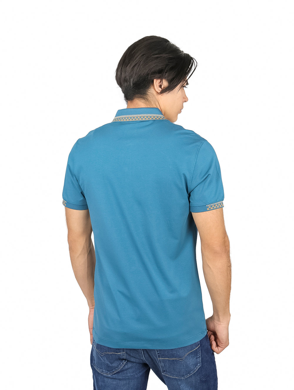 Hombre vistiendo una playera polo color teal con detalles decorativos en el cuello y las mangas.