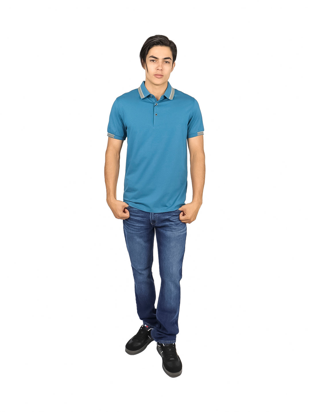 Hombre vistiendo una playera polo color teal con detalles decorativos en el cuello y las mangas.