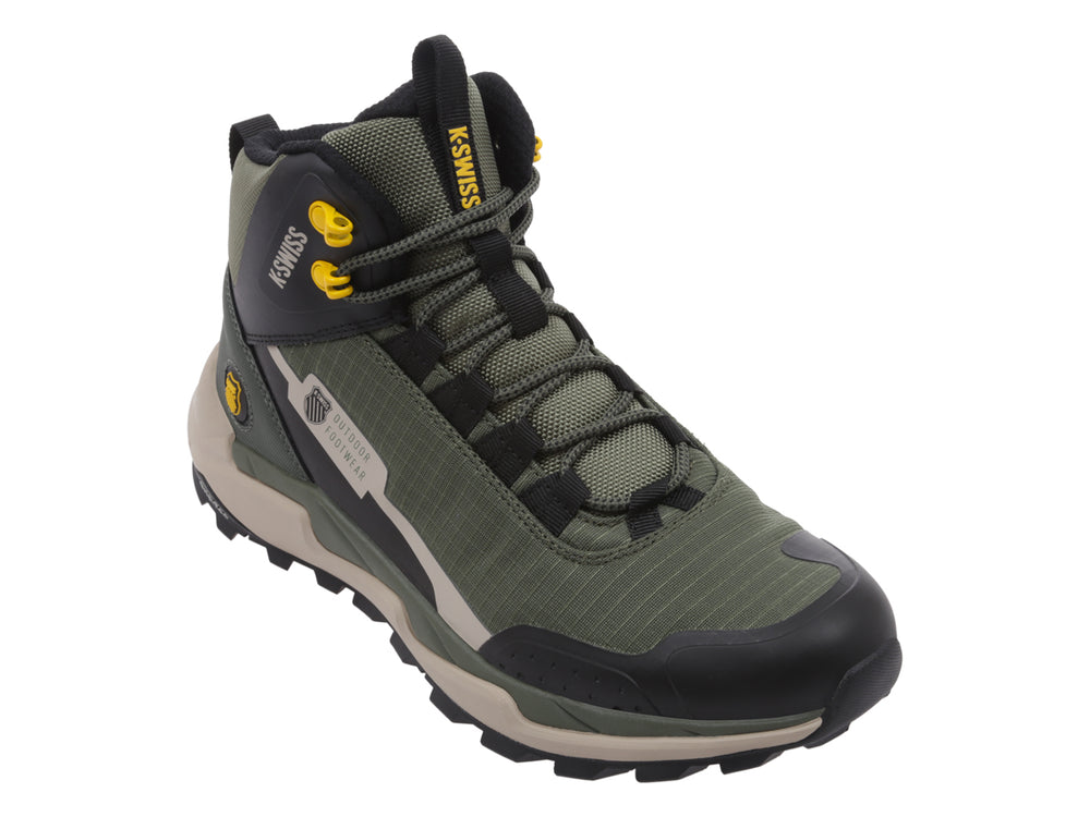 Bota K-Swiss color verde oliva y negro con suela beige para actividades outdoor.
