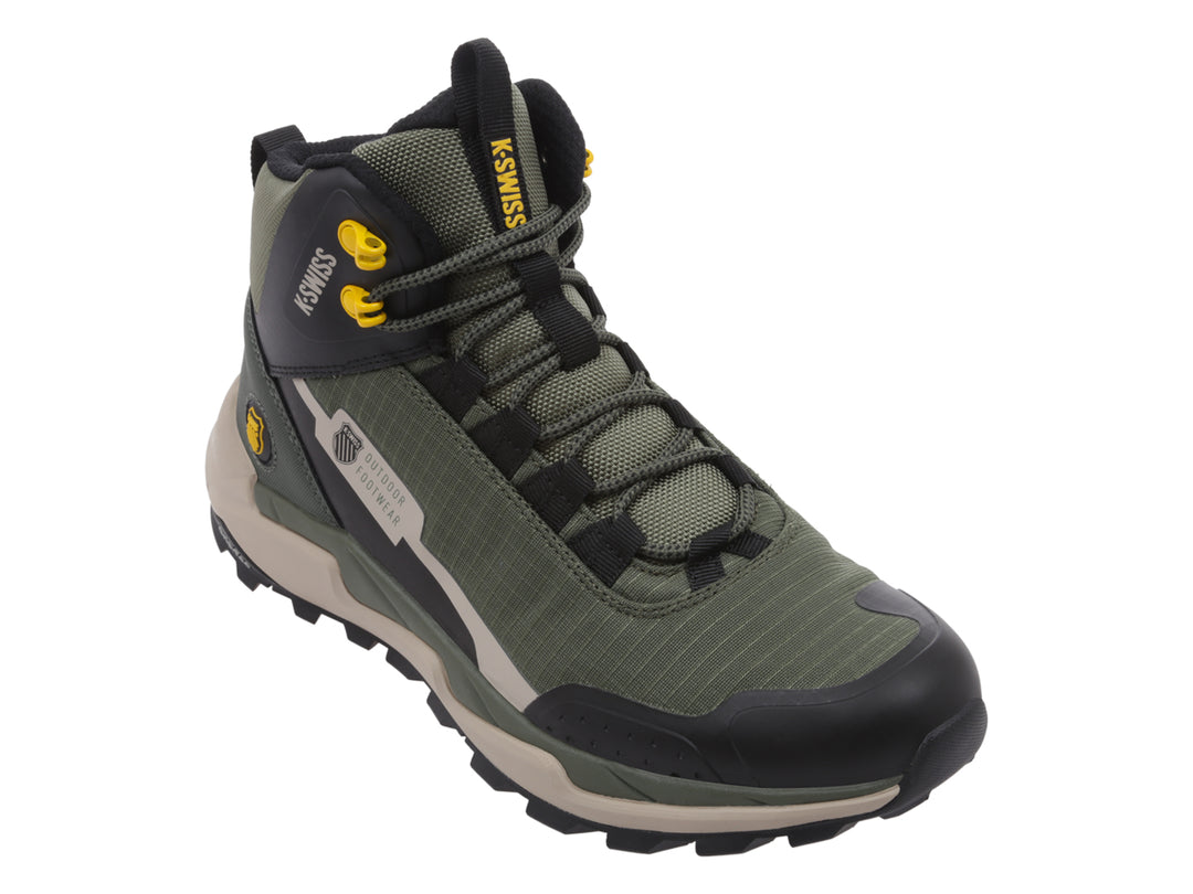 Bota K-Swiss color verde oliva y negro con suela beige para actividades outdoor.