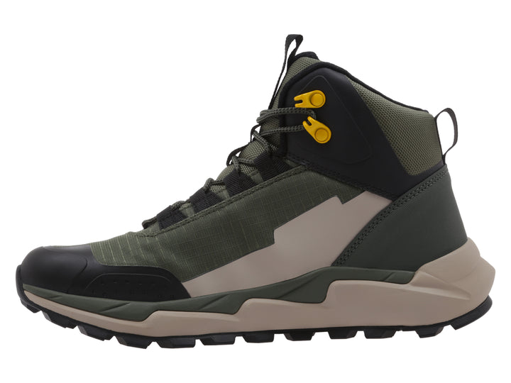 Bota K-Swiss color verde oliva y negro con suela beige para actividades outdoor.