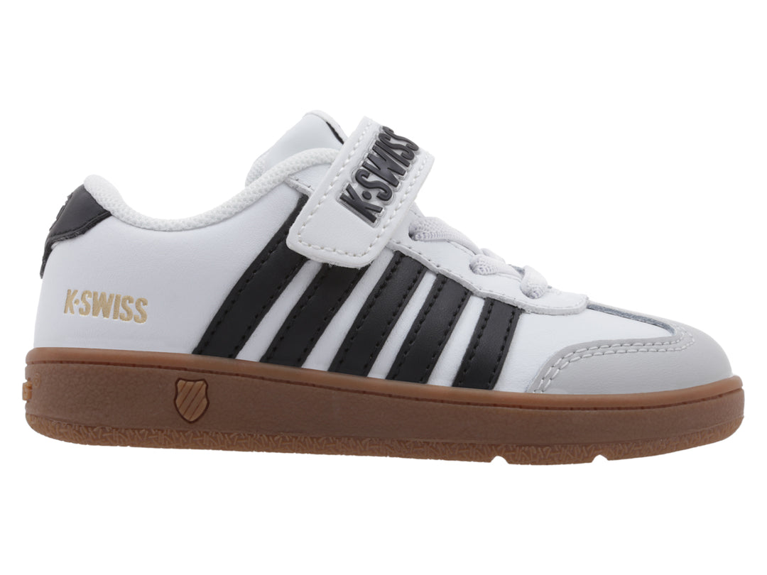 Tenis K-Swiss blancos con rayas negras y suela de goma color café.