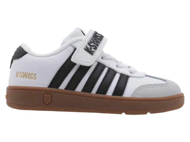 Tenis K-Swiss blancos con rayas negras y suela de goma color café.