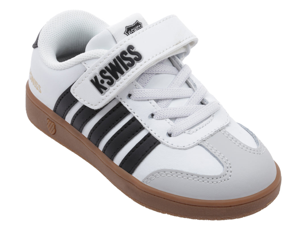 Tenis K-Swiss blancos con rayas negras y suela de goma color café.