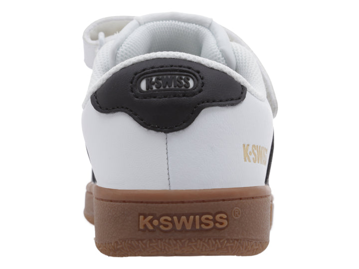 Tenis K-Swiss blancos con rayas negras y suela de goma color café.