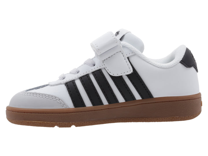 Tenis K-Swiss blancos con rayas negras y suela de goma color café.