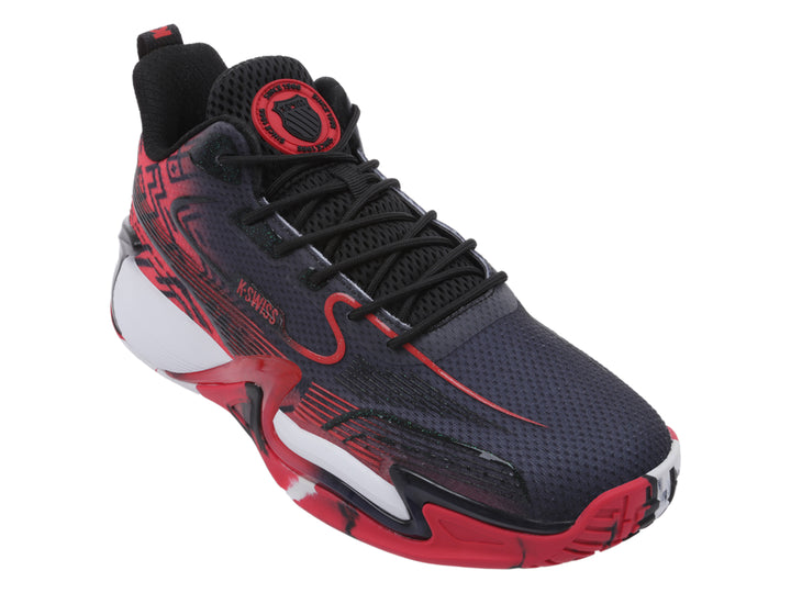 Tenis de baloncesto K-Swiss en color negro con patrones rojos y suela blanca.