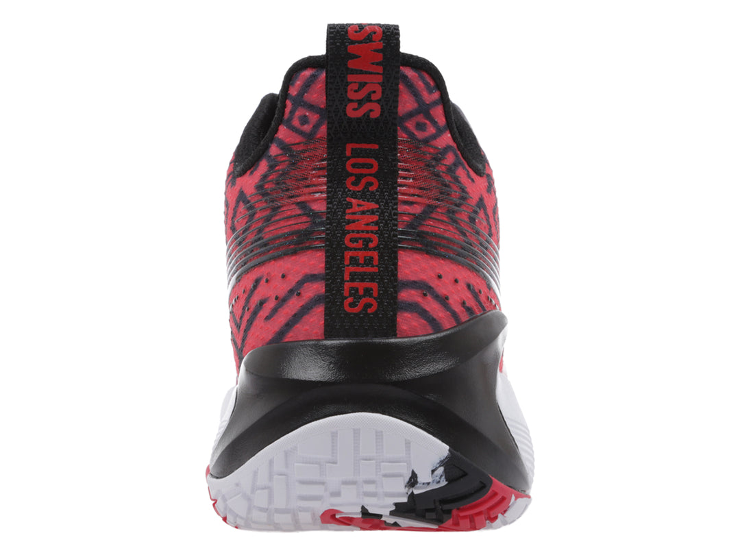 Tenis de baloncesto K-Swiss en color negro con patrones rojos y suela blanca.