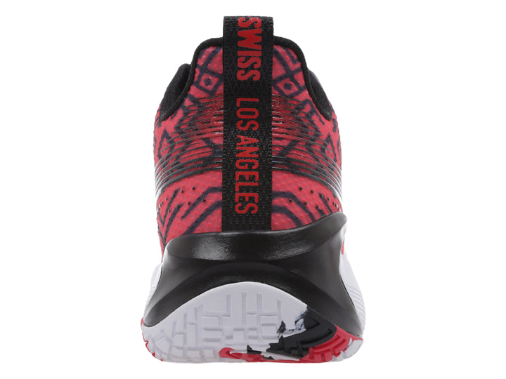 Tenis de baloncesto K-Swiss en color negro con patrones rojos y suela blanca.