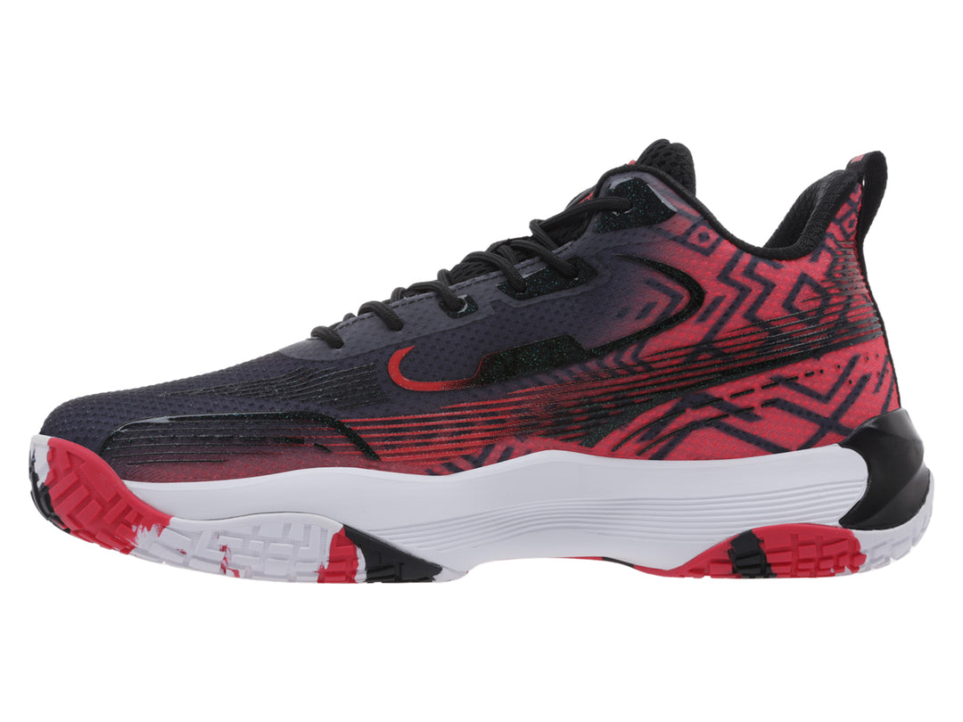 Tenis de baloncesto K-Swiss en color negro con patrones rojos y suela blanca.