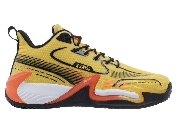 Tenis de baloncesto K-Swiss color amarillo con detalles en negro, naranja y blanco.
