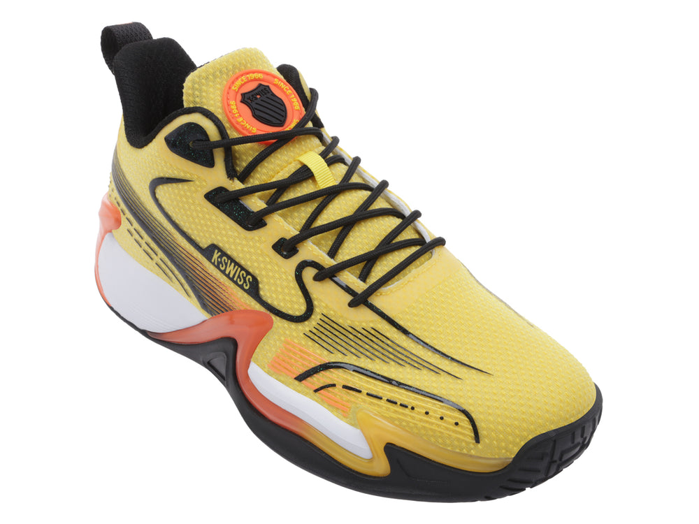 Tenis de baloncesto K-Swiss color amarillo con detalles en negro, naranja y blanco.