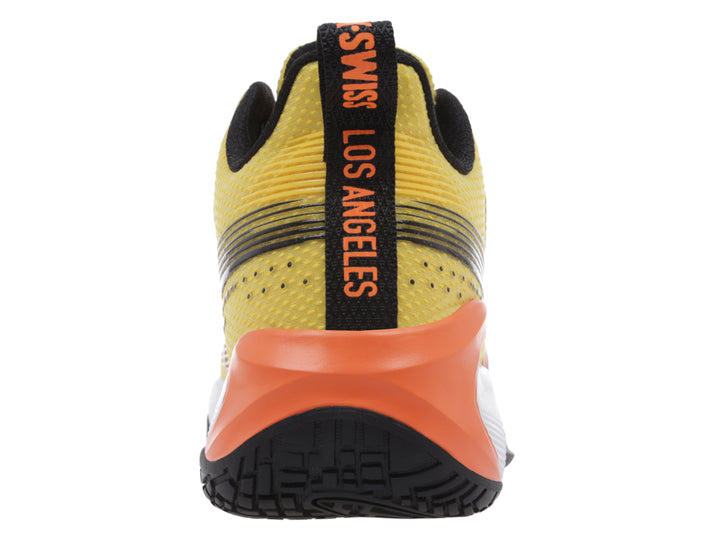 Tenis de baloncesto K-Swiss color amarillo con detalles en negro, naranja y blanco.