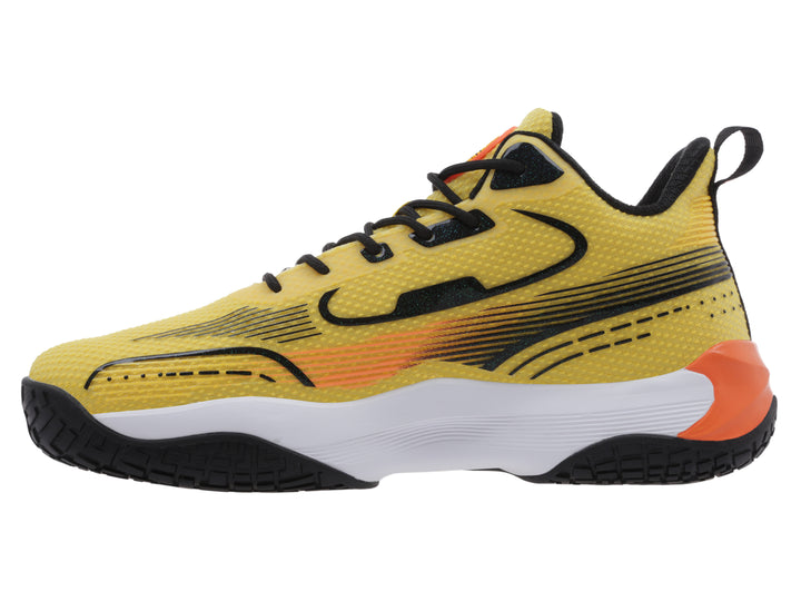 Tenis de baloncesto K-Swiss color amarillo con detalles en negro, naranja y blanco.