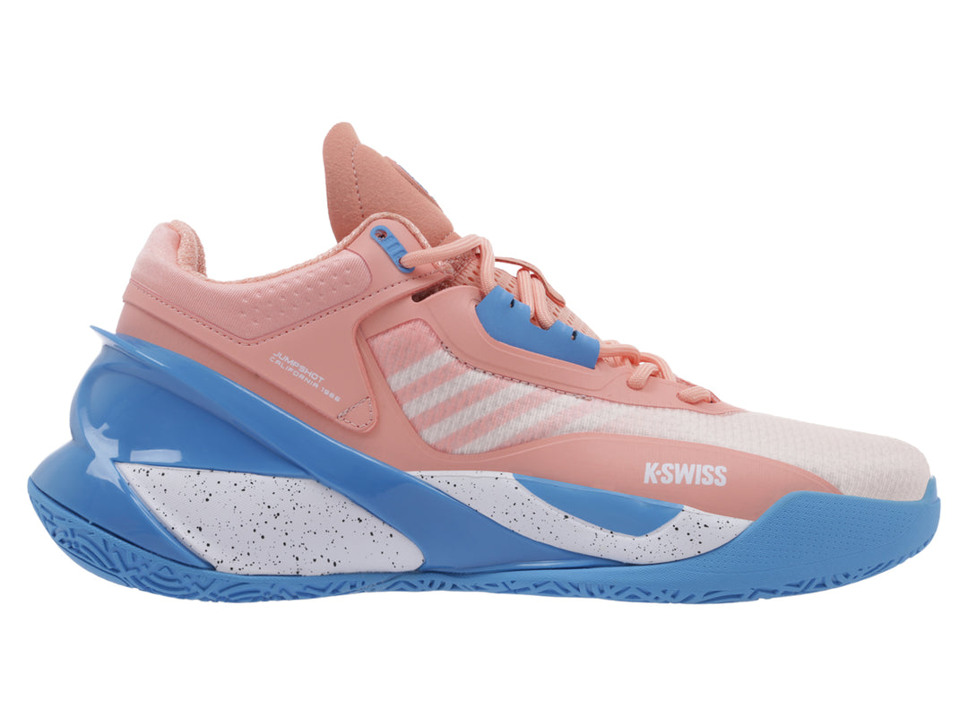 Tenis de baloncesto K-Swiss en colores coral y azul con detalles blancos y suela gruesa.