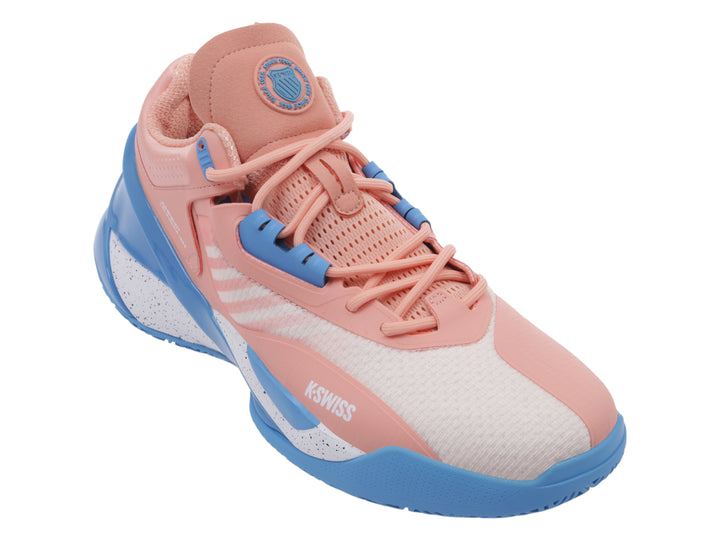 Tenis de baloncesto K-Swiss en colores coral y azul con detalles blancos y suela gruesa.