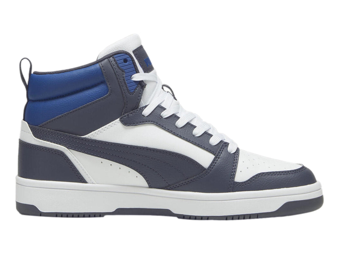 Tenis PUMA Rebound V6 de corte alto en colores blanco, gris y azul con suela blanca.