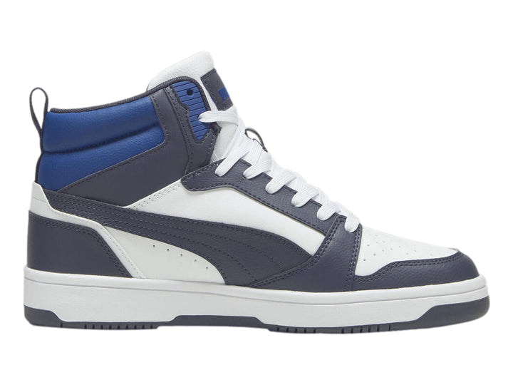 Tenis PUMA Rebound V6 de corte alto en colores blanco, gris y azul con suela blanca.