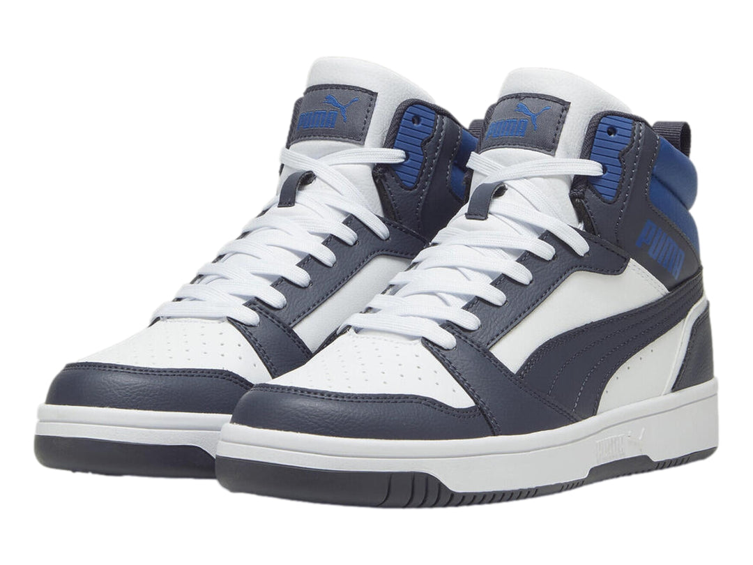 Tenis PUMA Rebound V6 de corte alto en colores blanco, gris y azul con suela blanca.